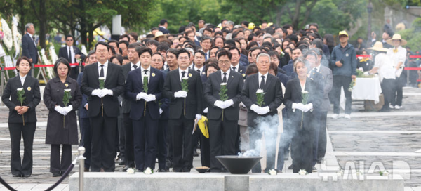 왼쪽부터 김재연 진보당 상임대표, 용혜인 기본소득당 대표, 천하람 개혁신당 상임선대위원장, 김용태 국민의힘 비대위원장, 박찬대 더불어민주당 당대표 직무대행 겸 원내대표, 우원식 국회의장, 문 전 대통령, 김정숙 여사.&nbsp;고 노무현 전 대통령 16주기인 23일 오후 경남 김해시 진영읍 봉하마을에서 문재인 전 대통령과 김정숙 여사, 우원식 국회의장 등이 노 전 대통령 묘역을 참배하고 있다. 뉴시스