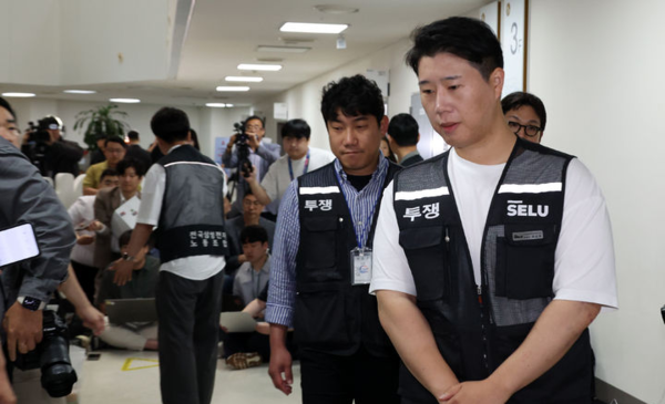&nbsp;밤샘 대기했던 최승호 삼성그룹 초기업노동조합 삼성전자지부 위원장이 20일 정부세종청사 중앙노동위원회에서 사후조정 회의를 앞두고 입장을 밝힌 뒤 협상장으로 되돌아 가고 있다. 뉴시스