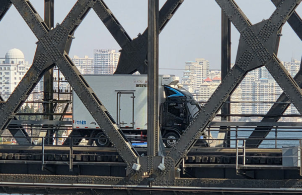 북·중 간 여객열차 운행이 재개된 가운데 중국에서 떠난 화물차가 지난 3월13일 오전 중국 랴오닝성 단둥과 북한 신의주를 잇는&nbsp; 중조우의교를 통과해 북한으로 가고 있다. 북한의 대중 수입액이 지난달 8년여만에 최고액을 기록했다.&nbsp; 뉴시스