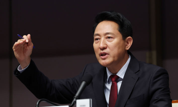 오세훈 국민의힘 서울시장 후보가 20일 서울 중구 프레스센터에서 열린 관훈토론회에서 패널 질의에 답변하고 있다. 뉴시스