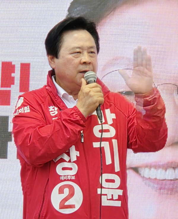 6·3 지방선거 공식 선거운동 첫 날인 21일 오전 국민의힘 강기윤 창원시장 후보가 창원시청 옆 최윤덕 장상 동상 앞에서 출정식을 갖고 있다. 뉴시스
