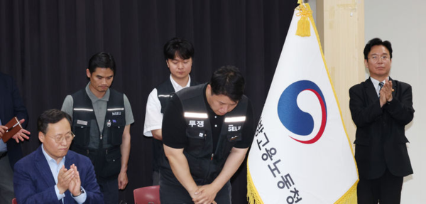 &nbsp;최승호 삼성그룹 초기업노동조합 삼성전자지부 위원장이 20일 경기 수원시 장안구 경기고용노동청에서 열린 삼성전자 임금협상을 마친 후 고개 숙여 인사를 하고 있다.&nbsp;