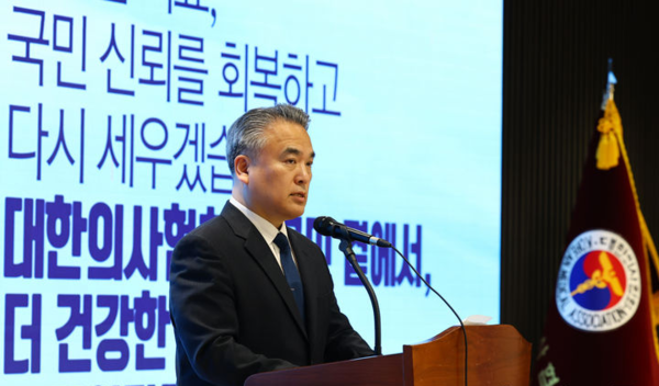 김성근 대한의사협회 대변인이 20일 오후 서울 용산구 의협회관에서 정부의 2차 의료개혁안 발표와 관련해 브리핑을 하고 있다.뉴시스