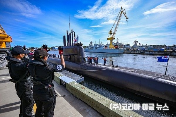 5월 24일(한국 시각), 캐나다 빅토리아 에스퀴몰트 기지에서 캐나다 해군 장병들이 입항하는 국산 잠수함 도산안창호함(SS-III, 3,000톤급) 장병들을 환영하고 있다. (사진=해군)