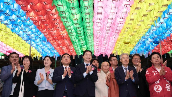 지난 23일 밤 경남 창원시 성산구 성주사 봉축법회에 참석한 더불어민주당 김경수(가운데) 경남도지사 후보가 연등에 불이 들어오자 박수를 치고 있다. 뉴시스