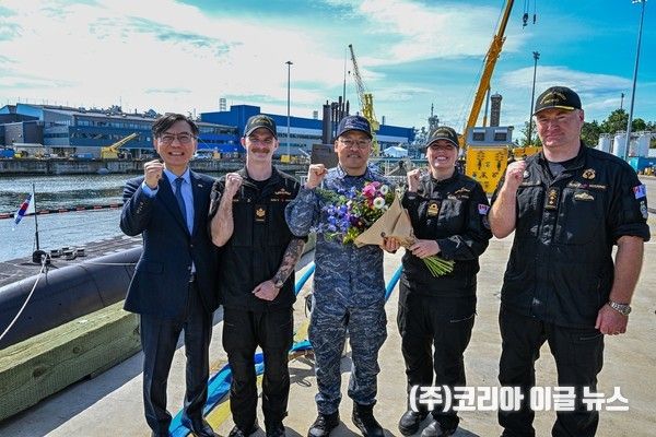 5월 24일(한국 시각), 캐나다 빅토리아 에스퀴몰트 해군 기지에서 이병일(대령) 도산안창호함장(가운데)과 하와이 출항 시점부터 편승한 캐나다 해군 잠수함사령부 소속 승조원 2명(브리타니 부르주아 소령, 제이크 딕슨 하사)이 주요 내빈인 데이비드 펫첼(David Patchell, 소장) 캐나다 태평양사령관(맨 오른쪽), 임기모 주캐나다 대한민국 대사(맨 왼쪽)와 함께 기념촬영을 하고 있다.&nbsp; (사진=해군)