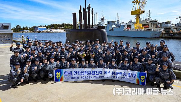 5월 24일(한국 시각), 캐나다 빅토리아 에스퀴몰트 해군 기지에서 대한민국 해군 잠수함 역사상 최초로 태평양을 횡단에 성공한 도산안창호함 장병들이 기념촬영을 하고 있다.&nbsp;&nbsp; (사진=해군)