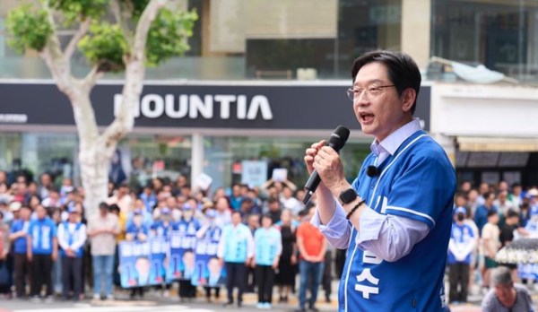 더불어민주당 김경수 경남도지사 후보가 25일 낮 진주시 광미사거리 유세에서 지지 호소 연설을 하고 있다.뉴시스