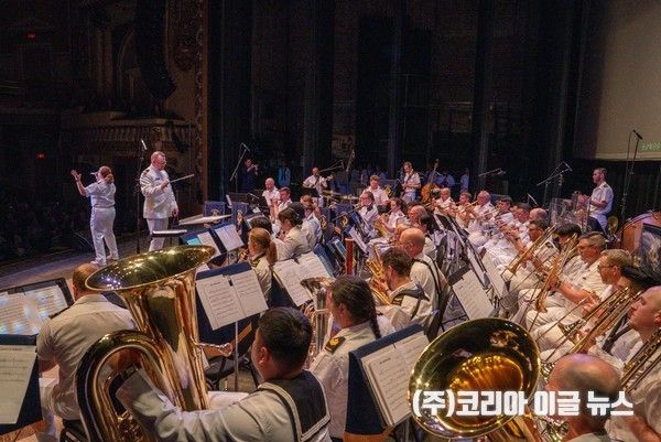 사진1. 5월 27일(한국시각), 캐나다 빅토리아 로열 극장(Royal Theater)에서 열린 한국-캐나다 해군 군악대 합동 공연에서 양국 군악대가 합주를 하고 있다.&nbsp;&nbsp;(사진=해군)