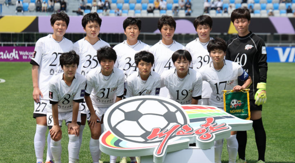 23일 오후 경기 수원종합운동장에서 열린 2025~2026시즌 아시아축구연맹(AFC) 여자 챔피언스리그(AWCL) 결승전 도쿄 베르디 벨레자와 내고향여자축구단의 경기, 내고향 선수들이 경기 시작에 앞서 기념촬영 하고 있다.뉴시스