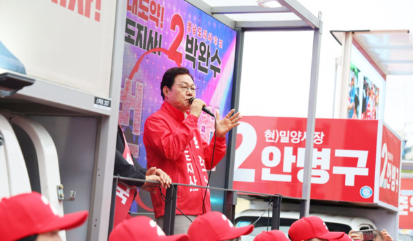 국민의힘 박완수 경남도지사 후보가 27일 밀양시 아리랑시장에서 지지호소 연설을 하고 있다.뉴시스