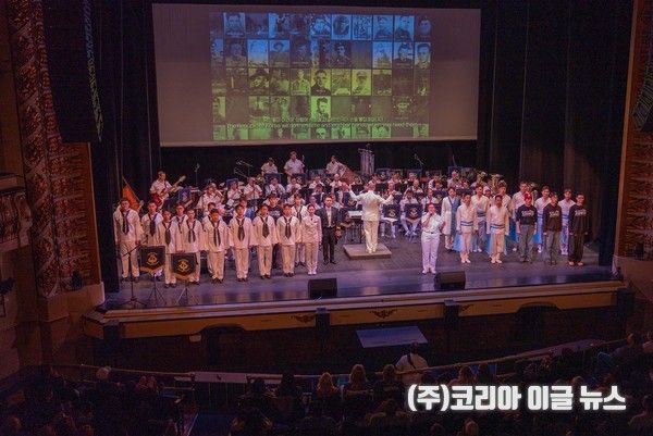 &nbsp;5월 27일(한국시각), 캐나다 빅토리아 로열 극장(Royal Theater)에서 열린 한국-캐나다 해군 군악대 합동 공연에서 양국 군악대의 연주에 맞춰 6.25 전쟁 참전용사의 희생과 헌신을 기리는 공연을 하고 있다.&nbsp;&nbsp;&nbsp;(사진=해군)