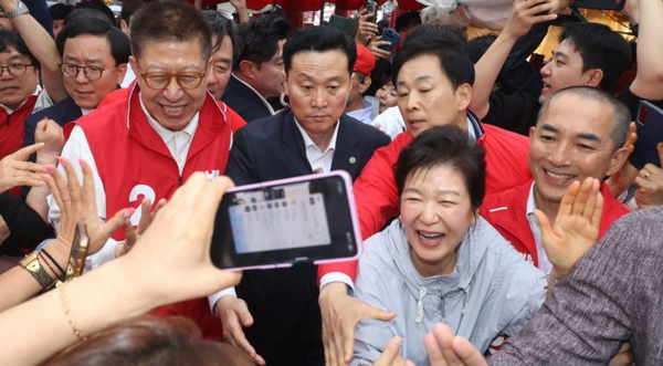 박근혜 전 대통령이 27일 오후 부산 기장시장을 찾아 국민의힘 정동만 의원, 박형준 부산시장 후보, 박민식 부산 북구갑 후보와 함께 시민들에게 인사하고 있다. 뉴시스