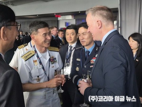 김경률(대장) 해군참모총장(왼쪽)이 한국시간으로 5월 27일 캐나다 오타와에서 열린 캐나다 국방부-상업공사 주최 네트워킹 리셉션에 참가한 가운데 스티븐 퓨어(Stephen Fuhr) 캐나다 국방조달특임장관(오른쪽)과 만나 양국 간 국방협력 강화 및 방산협력 지원 방안을 논의하고 있다.
