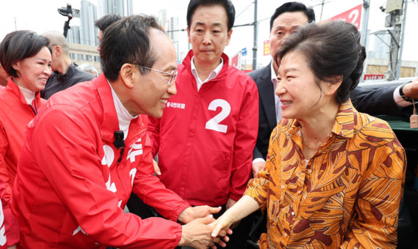 &nbsp;박근혜 전 대통령이 23일 대구 북구 칠성시장에 도착해 추경호 국민의힘 대구시장 후보와 악수하고 있다. 뉴시스