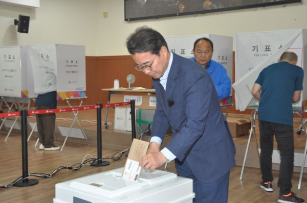 송순호 더불어민주당 경남 창원시장 후보가 제9회 전국동시지방선거 사전투표 첫날인 29일 오전 진해 웅동2동 행정복지센터에서 사전투표를 하고 있다. (사진=송순호 선대위)