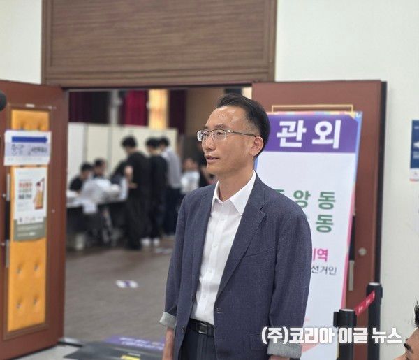 사전투표를 마친 강명상 후보가 현장에서 인터뷰를 하고 있다.&nbsp; (사진=강명상 선대위)