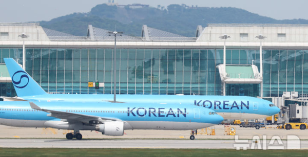 18일 인천국제공항에서 대한항공 항공기가 이동하고 있다. 뉴시스