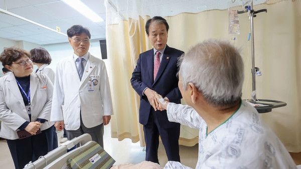 권오을 국가보훈부 장관이 12일 오후 제주지역 보훈현장 소통 행보를 위해 보훈 위탁병원인 제주대학교병원을 현장방문해 입원중인 국가유공자를 만나 위문을 드리고 있다. 뉴시스