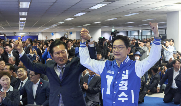 지난 3일 오후 더불어민주당 김경수 경남도지사 후보 선거사무소 개소식에 참석한 정청래 당대표가 김경수 후보의 손을 들어 인사하고 있다. 뉴시스