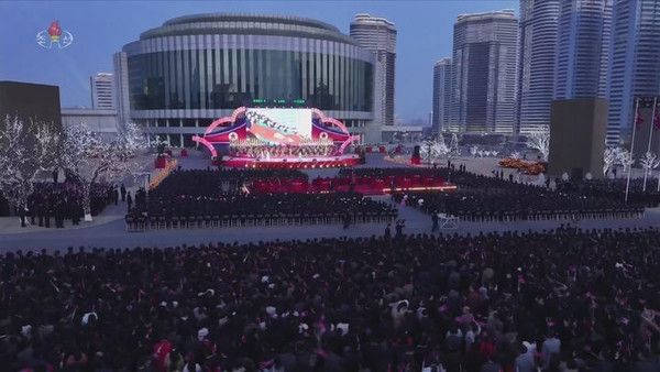 북한 조선중앙TV는 김정은 국무위원장이 지난 23일 최고인민회의 제15기 대의원들과 만수대기슭에서 제15기 제1차회의 성과를 축하하는 예술인들의 공연을 관람했다고 24일 보도했다.뉴시스