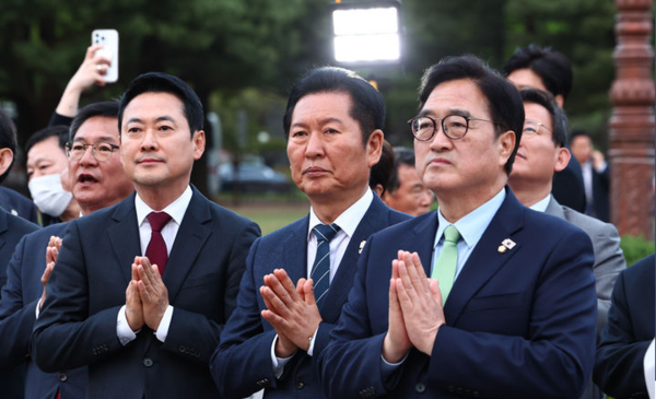 장동혁(왼쪽부터) 국민의힘 대표와 정청래 더불어민주당 대표, 우원식 국회의장이 지난달 30일 오후 서울 여의도 국회에서 열린 '국회정각회 부처님오신날 봉축점등식'에서 합장하고 있다.뉴시스