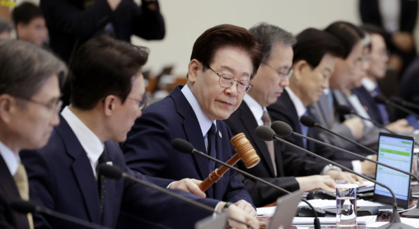 이재명 대통령이 6일 청와대에서 열린 국무회의에서 의사봉을 두드리며 개회 선언을 하고 있다.뉴시스