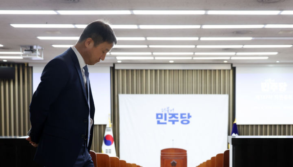 원내대표 선거에 출마한 한병도 더불어민주당 의원이 지난달 28일 서울 여의도 국회에서 열린 비공개 의원총회에 앞서 의원들에게 인사를 하기 위해 회의장 앞에서 대기하며 생각에 잠겨 있다. 뉴시스