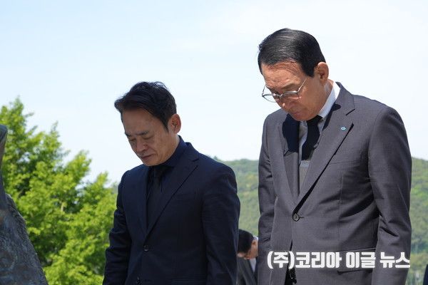 노동진 수협중앙회장(사진 오른쪽부터)이 김두영 전국해상선원노동조합연맹 위원장과 함께&nbsp;7일 부산 영도구에 소재한&nbsp;‘순직 선원 위령탑’을&nbsp;찾아 분향한 뒤 묵념하고 있다.&nbsp; (사진=수협중앙회)