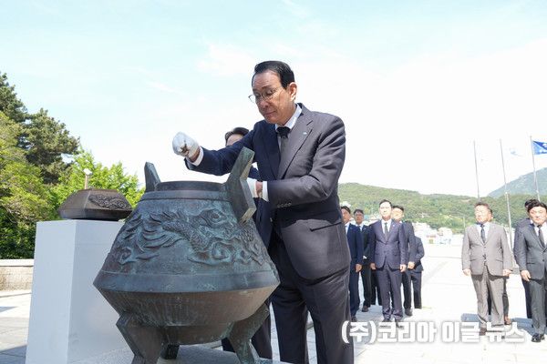 &nbsp;노동진 수협중앙회장은&nbsp;7일 부산 영도구에 소재한&nbsp;‘순직 선원 위령탑’을&nbsp;찾아 분향하고 있다.&nbsp; &nbsp;(사진=수협중앙회)