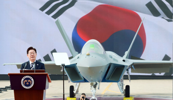 &nbsp;이재명 대통령이 25일 경남 사천 한국항공우주산업(KAI)에서 열린 KF-21 양산 1호기 출고식에서 격려사를 하고 있다. 뉴시스
