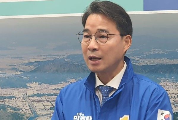 더불어민주당 송순호 경남 창원시장 후보가 8일 창원시청 프레스센터에서 국민의힘 박완수 경남도지사 후보와 강기윤 창원시장 후보가 제시한 창원시 행정 체제 개편 공약과 관련해 비판 기자회견을 갖고 있다. 뉴시스