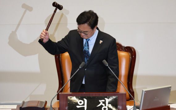 &nbsp;우원식 국회의장이 8일 오후 서울 여의도 국회에서 열린 제435회국회(임시회) 제2차 본회의에서 진보 여권 주도 헌법개정안 의결 시도에 대해 필리버스터로 대응하겠다는 뜻을 밝힌 국민의힘을 강하게 비판하며, 본회의 산회 선포를 하고 있다. 뉴시스