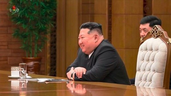 김정은 북한 국무위원장이 지난달 26일 북한 평양에서 해외군사작전 전투위훈기념관 준공식 참석차 북한을 방문 중인 뱌체슬라프 볼로딘 러시아 하원 의장을 접견했다고 북한 조선중앙TV가 27일 보도했다. 뉴시스