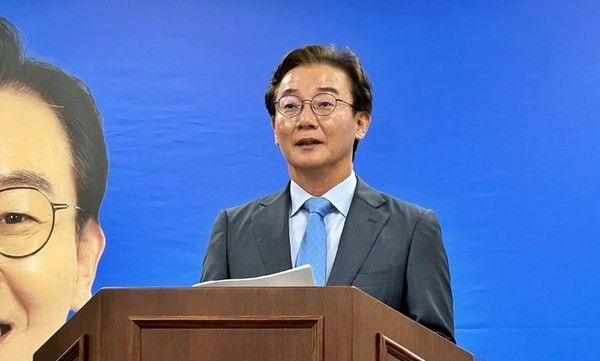 &nbsp;HMM이 부산으로 본사를 옮기기 위한 정관을 변경한 가운데, 전재수 더불어민주당 부산시장 후보가 8일 부산진구 선거사무소에서 소감을 말하고 있다.&nbsp; 뉴시스
