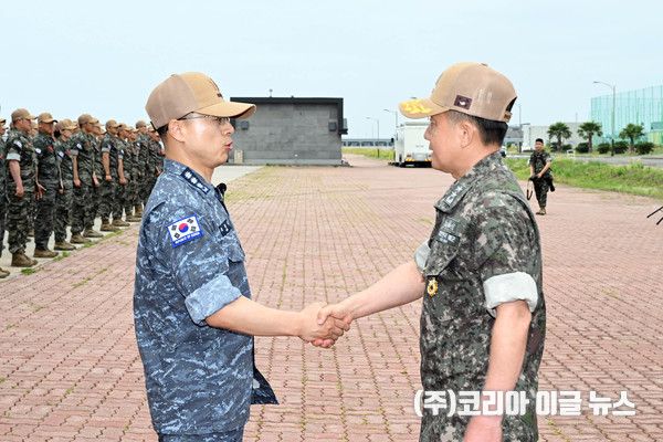 6월 1일 오전, 해군 제주기지에서 진행된 2026 환태평양훈련부대 환송행사에서 김인호 림팩훈련부대장(소장, 오른쪽)이 조완희 정조대왕함장(대령, 왼쪽)과 훈련부대원들을 격려하고 있다.&nbsp; (사진=해군)