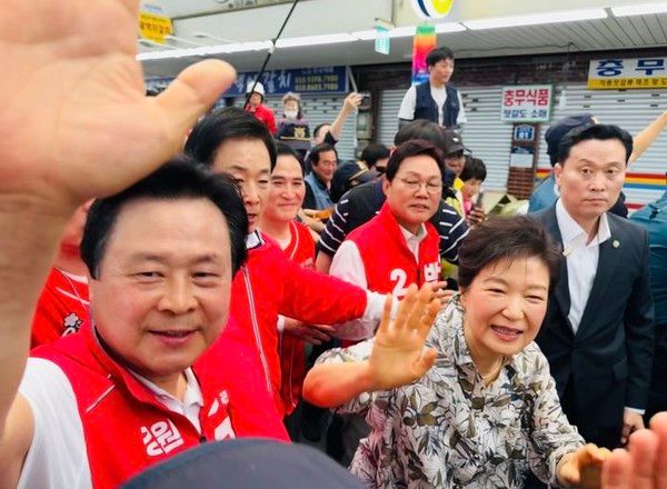 박근혜 전 대통령이 29일 경남 창원시 마산합포구 마산어시장 일대를 방문해 국민의힘 강기윤 창원시장 후보와 박완수 경남도지사 후보의 유세를 지원하고 있다. 뉴시스