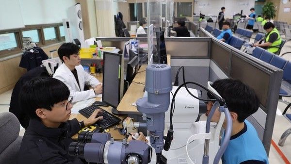 &nbsp;2026년도 첫 병역판정검사가 실시된 15일 오전 인천 미추홀구 인천병무지청에서 검사 대상자들이 신체검사를 받고 있다. 뉴시스