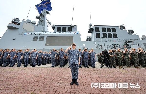 6월 1일 오전, 해군 제주기지에서 진행된 2026 환태평양훈련부대 환송행사에서 조완희&nbsp;정조대왕함장(대령, 가운데 앞)과 훈련부대원들이 파견 신고 경례를 하고 있다.&nbsp; (사진=해군)
