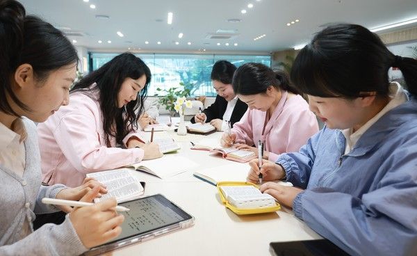 신천지예수교회 빌립지파 청년들이 성경 공부를 하는 모습.&nbsp;[사진 제공=신천지예수교회]