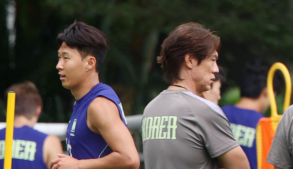 축구 국가대표팀 손흥민이 15일(현지 시간) 멕시코를 상대로한 2026 국제축구연맹(FIFA) 북중미월드컵 조별리그 A조 2차전을 앞두고 멕시코 과달라하라 인근 사포판에 위치한 베이스캠프 훈련장 치바스 바예 베르데에서 훈련 중 홍명보 감독을 지나치고 있다. 뉴시스