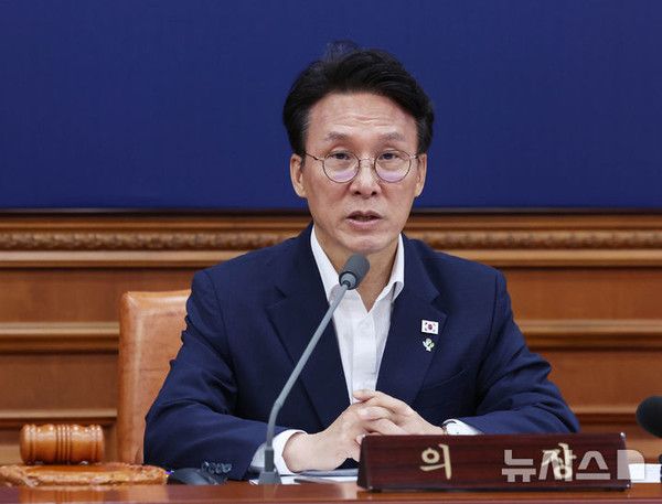 김민석 국무총리가 16일 오전 서울 종로구 정부서울청사에서 국무회의 겸 비상경제본부회의를 주재하고 있다. 뉴시스