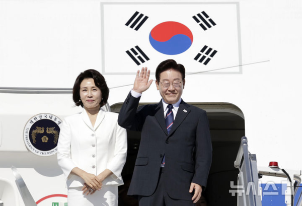이탈리아, 바티칸 순방 일정을 마친 이재명 대통령과 김혜경 여사가 16일(현지 시간) 이탈리아 로마 다빈치 국제공항에서 G7 정상회의가 열리는 프랑스 에비앙으로 출발하며 인사하고 있다.뉴시스