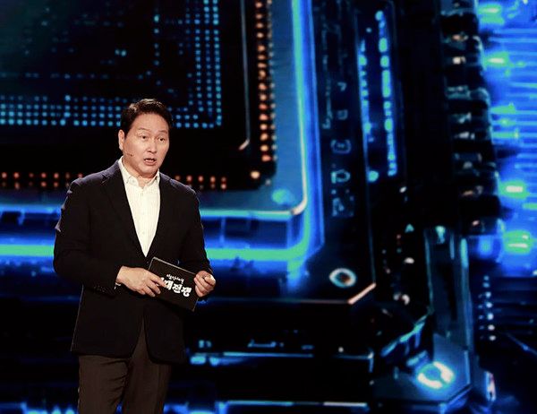 최태원 SK그룹 회장 겸 대한상공회의소 회장이 28일 방영된 KBS1 ‘다큐 인사이트 - 인재전쟁2: 최태원의 대답’에 출연해 AI 시대가 요구하는 인재상의 변화에 대해 강연했다. 뉴시스
