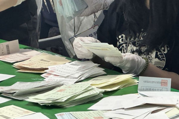 제9회 전국동시지방선거가 치러지는 3일 오후 대전 중구 한밭체육관에 마련된 개표소에서 개표 사무원들이 개표 작업을 위해 투표 용지를 정리하고 있다. 뉴시스