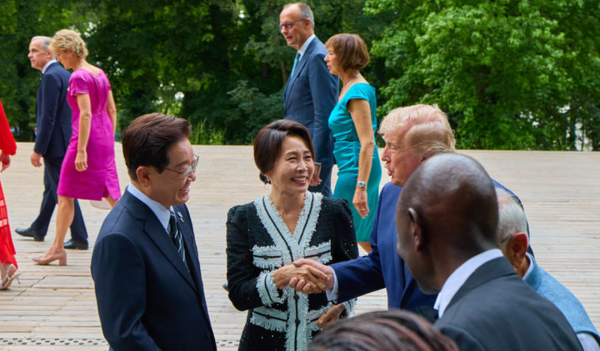 &nbsp;이재명 대통령과 김혜경 여사가 16일(현지 시간) 프랑스 에비앙 로얄호텔에서 열린 G7 정상회의 기념 음악회에 참석해 도널드 트럼프 미국 대통령과 인사하며 대화하고 있다.뉴시스