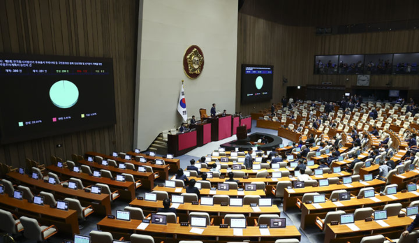 18일 오후 서울 여의도 국회에서 열린 제436회국회(임시회) 제3차 본회의에서 제9회 전국동시지방선거 투표용지 부족사태 등 국민 참정권 침해 진상규명 및 선거관리 개혁을 위한 국정조사계획서 승인 안건이 통과되고 있다. 뉴시스