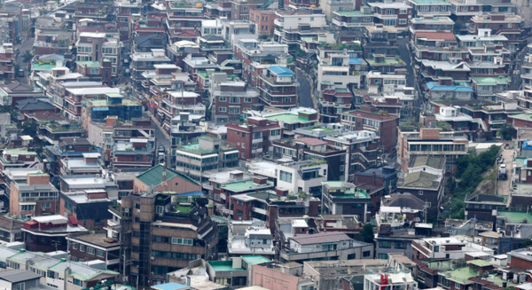 서울 용산구 남산에서 빌라가 보이고 있다. 뉴시스
