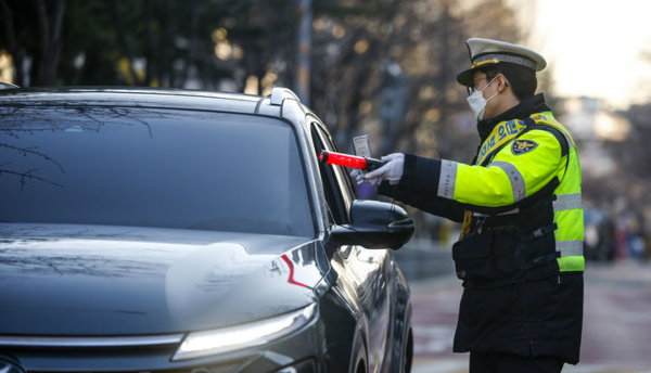 사진은 지난 3월 4일 서울 강남구 서울영희초등학교 인근에서 수서경찰서 경찰관들이 스쿨존 음주운전 단속을 하고 있는 모습.뉴시스