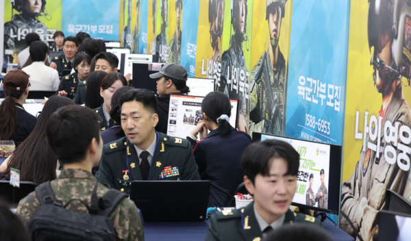 &nbsp;10일 오전 경기 고양시 킨텍스에서 열린 2026 대한민국 직업계고 고졸인재 채용엑스포를 찾은 학생들이 육군부스에서 부사관 취업설명을 듣고 있다.&nbsp; 뉴시스